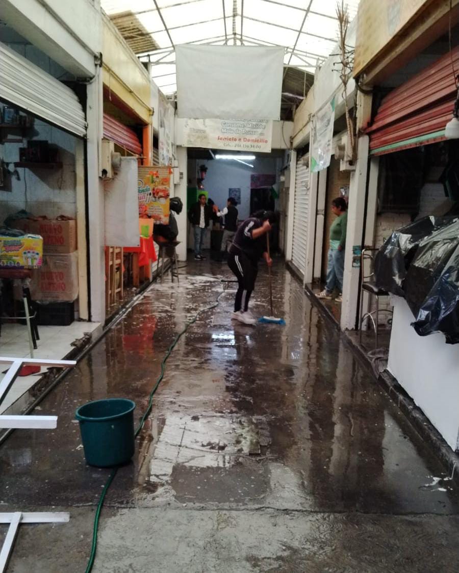 Locatarios del Mercado Hidalgo y autoridades municipales emprenden jornada de fumigación y limpieza